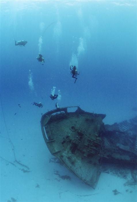 Divers on the shipwreck Shoun Maru